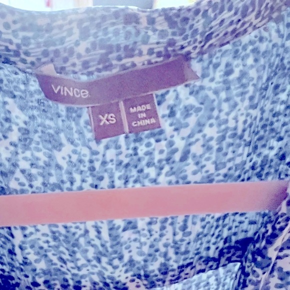 Vince. static silk blouse XS in excellent condition​ - Picture 4 of 4